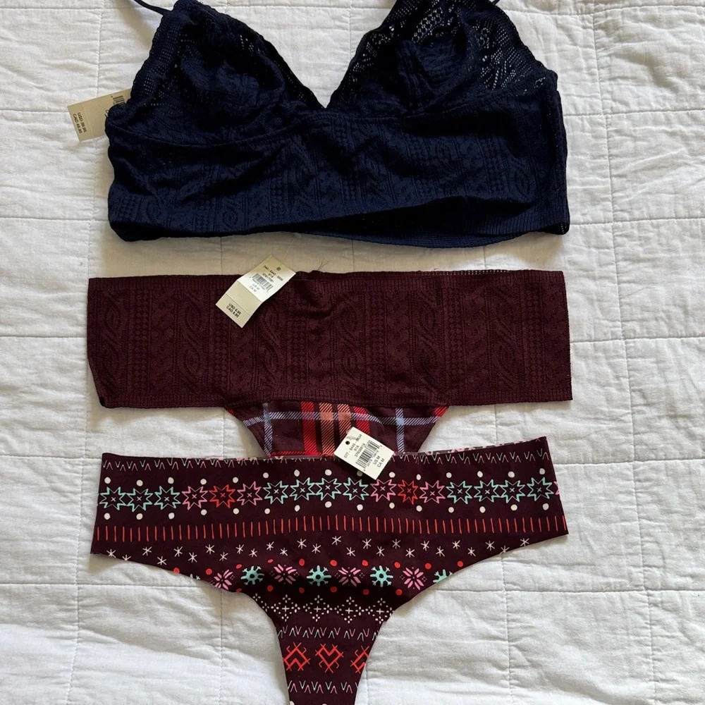 Elegant Lace Bralette and Patterned thongs size medium Aerie